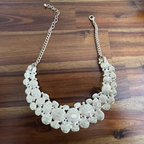 Emerald Green and Gold Necklace - Picture 4 of 5